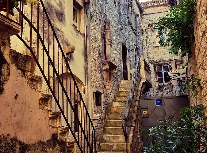 Kate Daire *